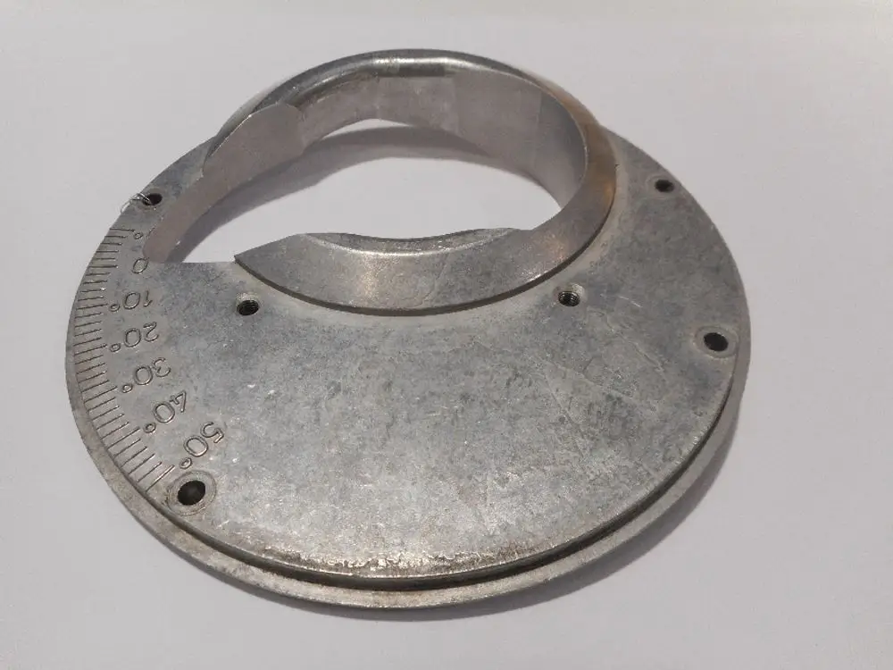 Lufteintrittsflansch aus Metall mit markierten Gradzahlen, möglicherweise von der Marke Remeha, auf weißem Hintergrund.
